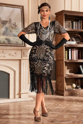 Schwarzes Champanger Kleid mit V-Ausschnitt und Fransen aus den 1920er Jahren mit Pailletten